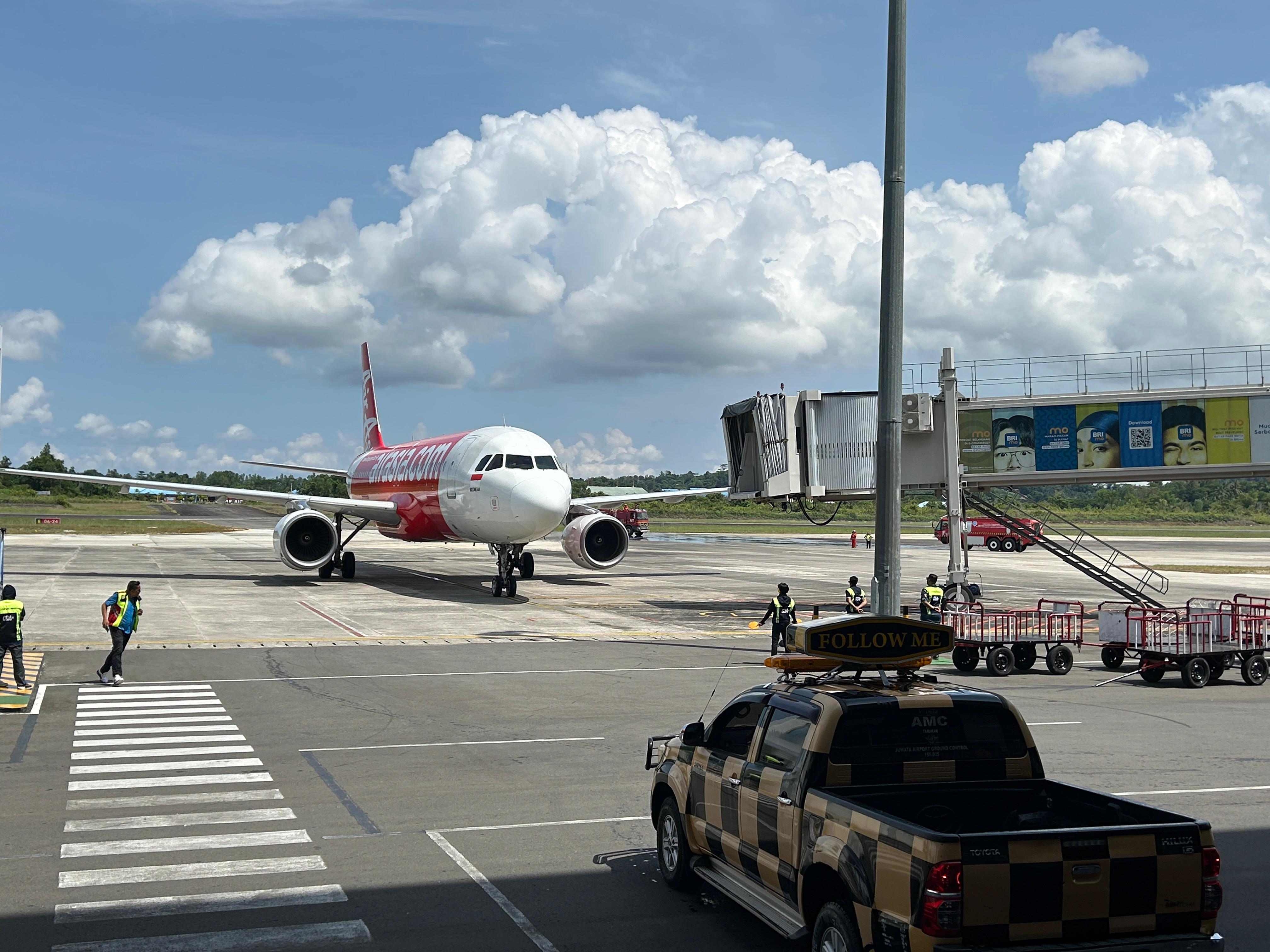 ELIAZAR/RADAR TARAKAN RUTE BARU : AirAsia secara resmi membuka rute penerbangan baru Surabaya-Tarakan-Balikpapan yang mulai beroperasi sejak kemarin 2/10
