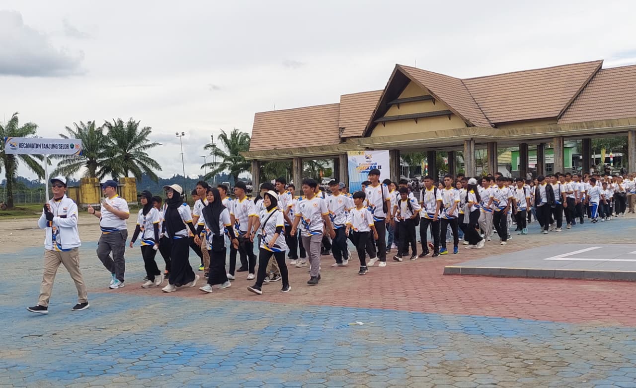 DEFILE : Para atlet yang berlaga di Porkab Bulungan saat mengikuti defile