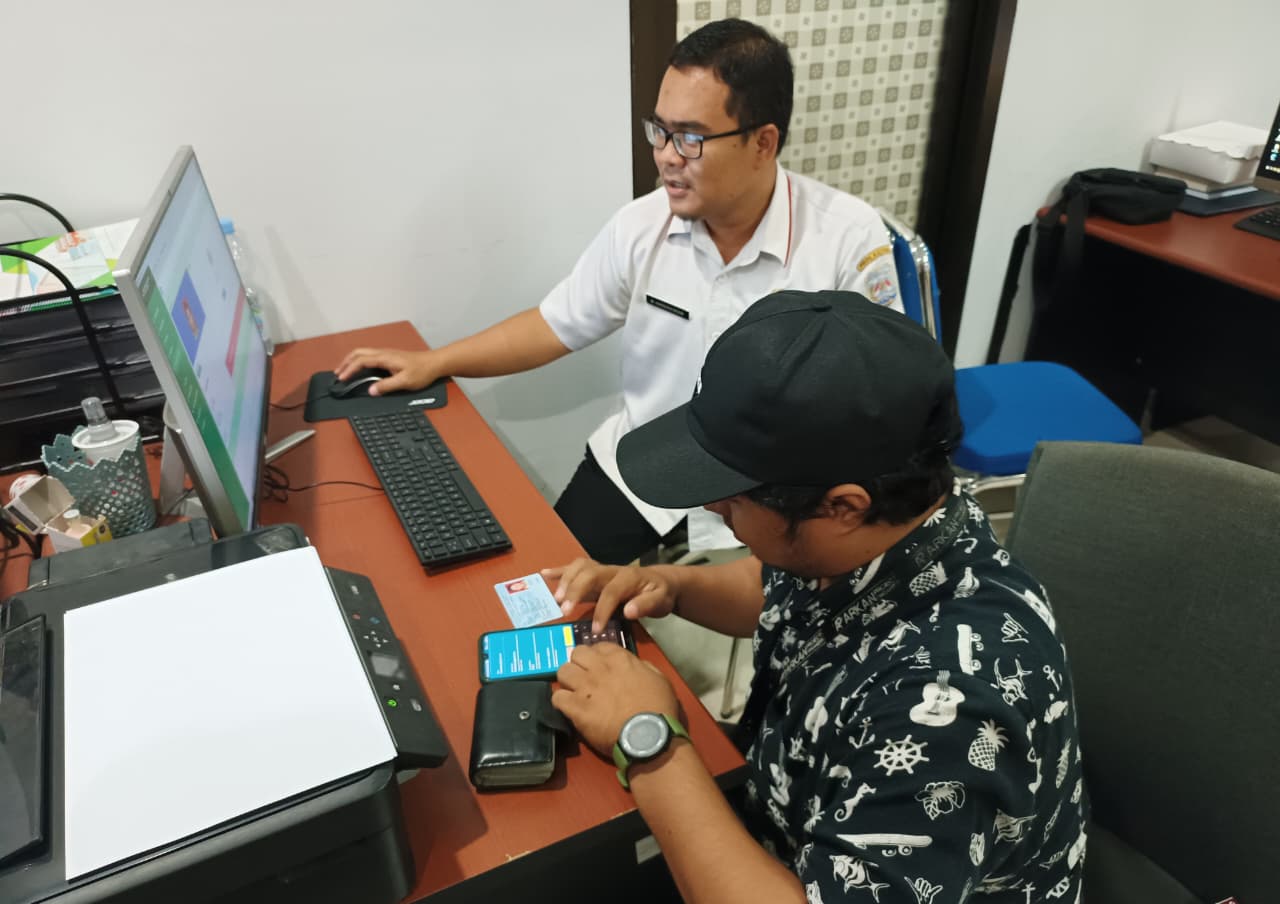 KEPENDUDUKAN: Proses aktifasi IKD oleh petugas Disdukcapil Kaltara FOTO: IWAN K/RADAR TARAKAN