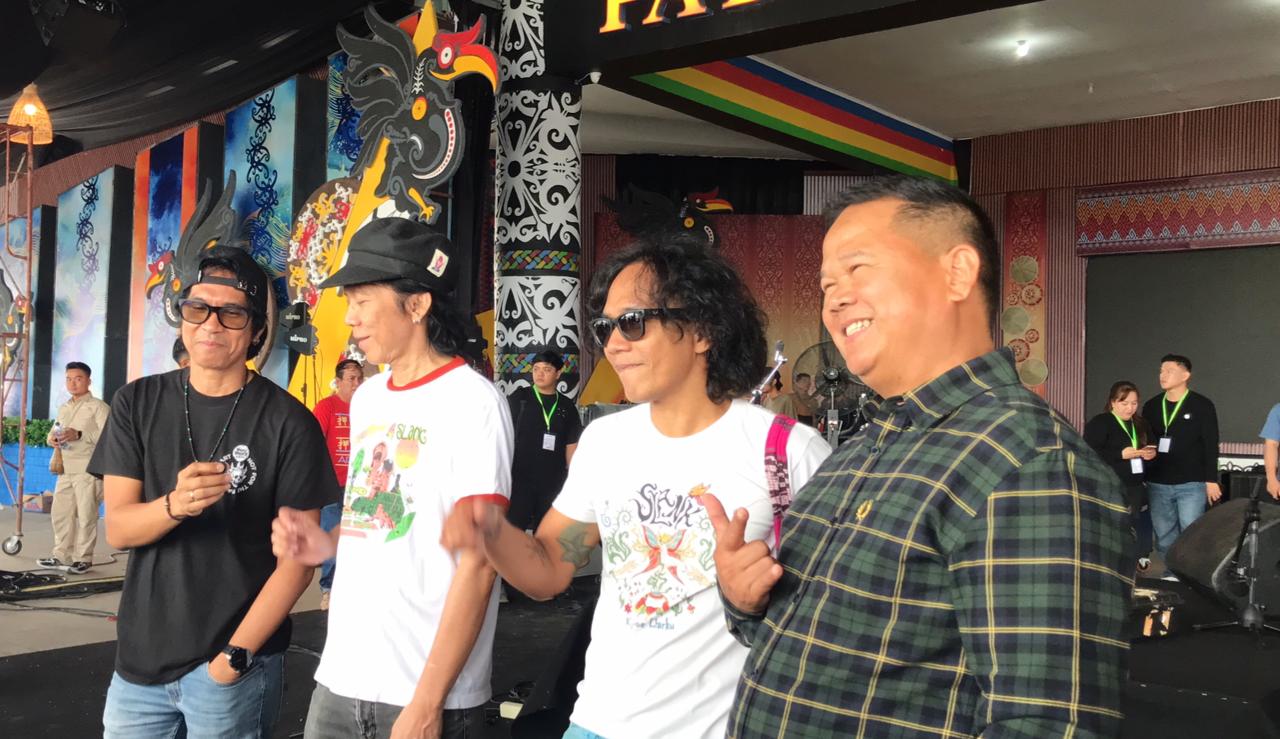 DIPA/RADAR TARAKAN RAMPUNG: Sekda Malinau sekaligus Ketua Panitia Irau Ernes bersama Slank saat Gladi bersih untuk pembukaan irau pada Selasa besok