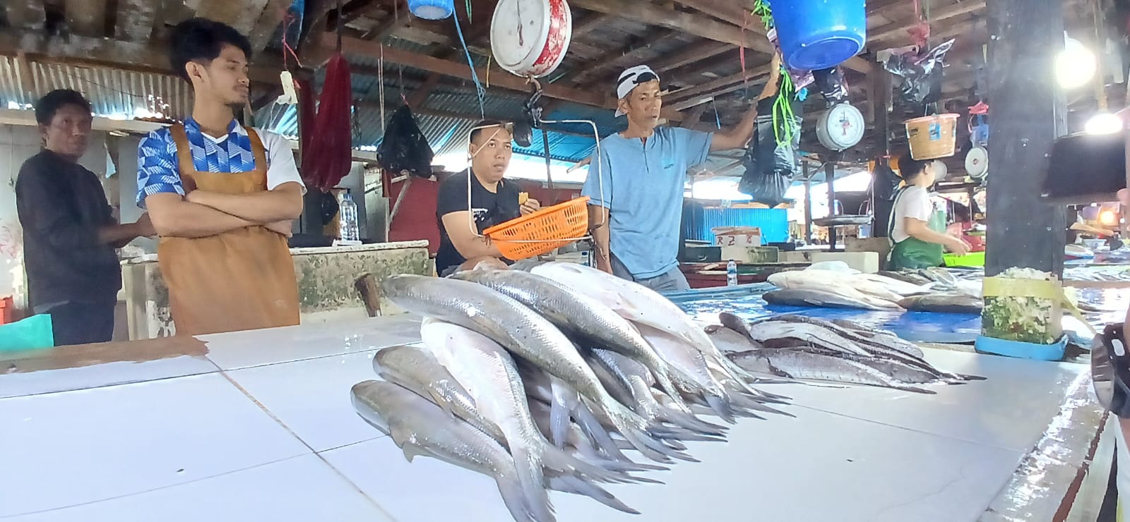 AGUS DIAN ZAKARIA/RADAR TARAKAN NAIK : Sejumlah ikan di pasar dijajakan di pasar Beringin