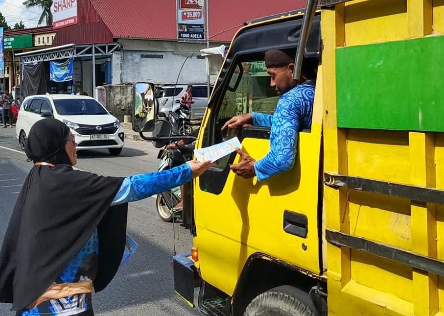 IST  SOSIALISASI : UPTD Bapenda Kelas A Nunukan saat sosialisasi pemutihan Pajak Kendaraan Bermotor PKB kepada pengendara