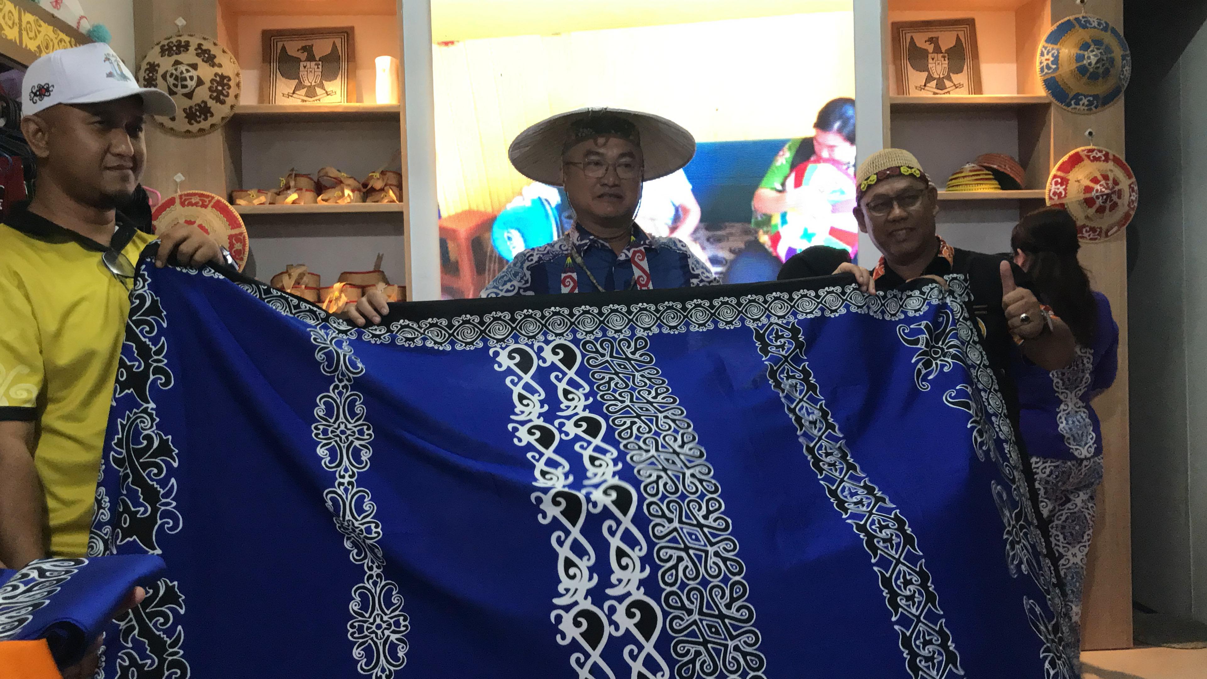 DIPA/RADAR TARAKAN RILIS: Batik Kemilau dari Kecamatan Malinau Utara resmi rilis pada Festival Budaya Irau ke-11 Malinau