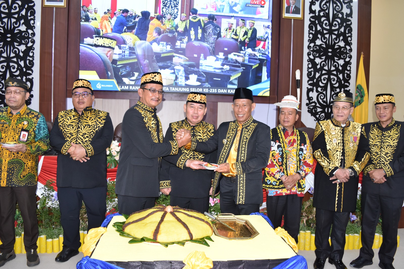 SINERGI : Wakil Ketua DPRD Bulungan menyerahkan potongan nasi rasul kepada Bupati Bulungan