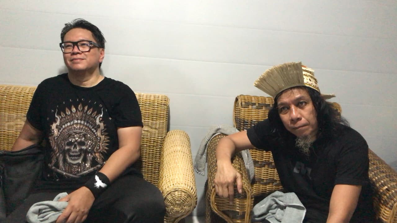 DIPA/RADAR TARAKAN TAKJUB: Grup Band Edane saat diwawancarai Radar Tarakan
