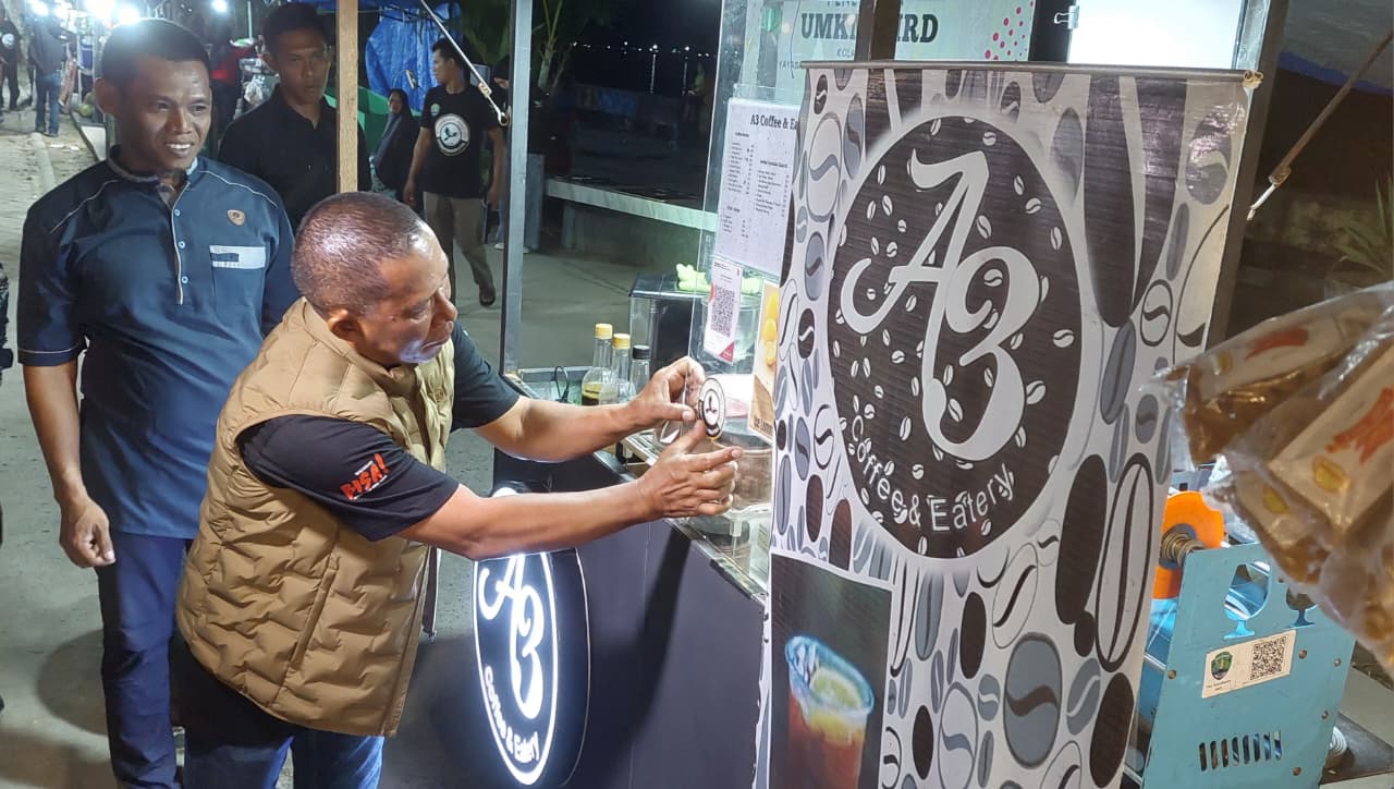 PASANG STIKER : Bupati Bulungan memasang stiker BIRD di salah satu gerai UMKM di Taman Tepian Sungai Kayan, Tanjung Selor