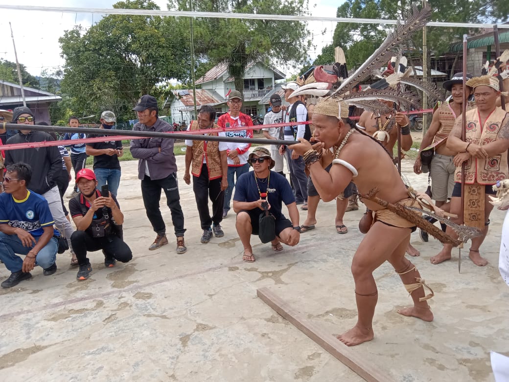 UJI KETEPATAN: Salah satu perlombaan sumpit yang pernah digelar di Krayan, Rabu mendatang akan digelar di Nunukan FOTO:DOKUMENTASI AMOS  &nbsp;&nbsp;  &nbsp;