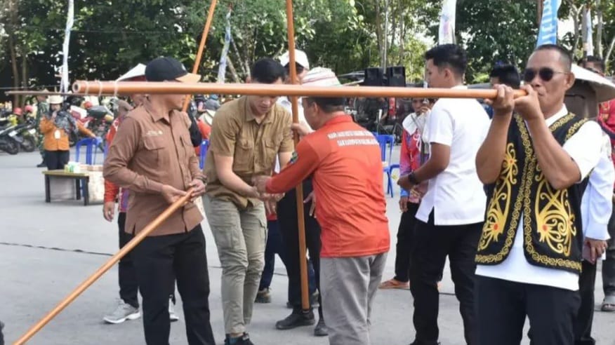 LOMBA TRADISIONAL : Bupati Bulungan saat menyumpit di Kebun Raya Bundayati, Bulungan