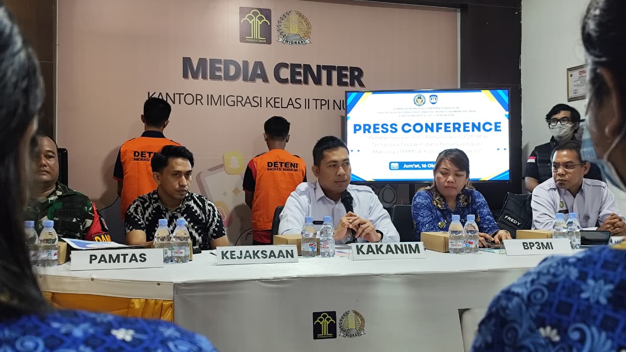 ASRULLAH/RADAR TARAKAN  RAMPUNGKAN PERKARA: Imigrasi Kelas II TPI Nunukan merilis hasil penyidikan sejumlah kasus yang yang telah rampung kepada wartawan, Jumat 17/10