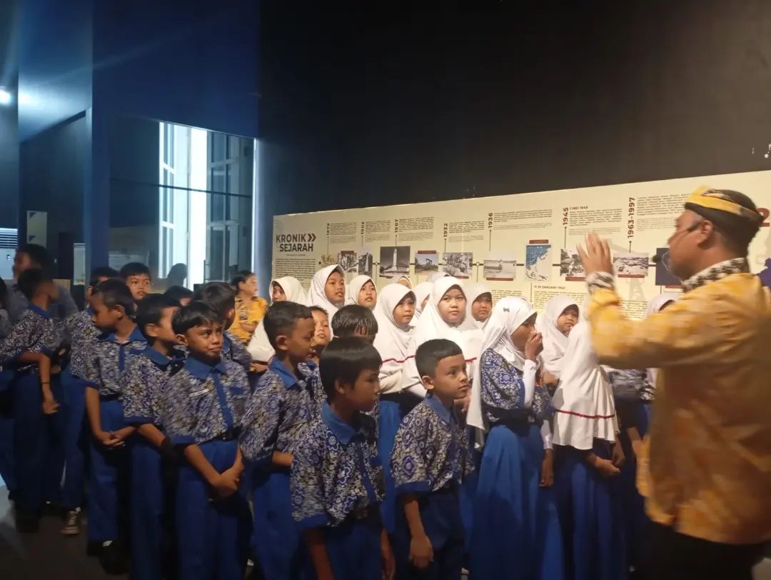 ISTIMEWA/RADAR TARAKAN PERATURAN: Kunjungan siswa-siswi salah satu sekolah dasar ke Museum Sejarah Tarakan