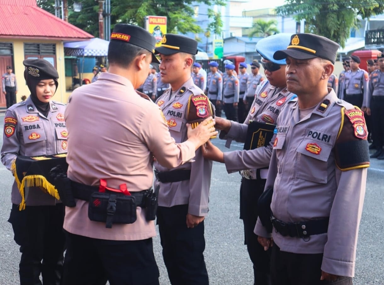 ISTIMEWA SATGAS: Penyematan kepada Perwira Satgas Pamapta Tarakan
