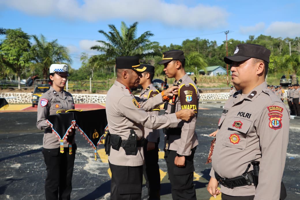 DOK POLRES NUNUKAN PERKUAT JAJARAN: Kapolres Nunukan, AKBP Bonifasius Rumbewas meresmikan Pamapta secara simbolis ke personelnya, Selasa (21/10)