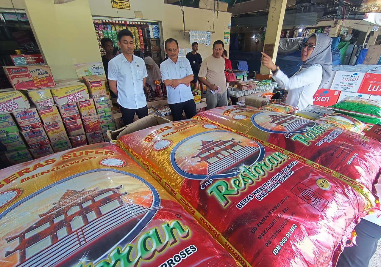 HET: Pelaksanaan sidak oleh Tim Satgas Pangan di Pasar Induk Tanjung Selor, Rabu (22/10/20250. FOTO: IWAN K/RADAR TARAKAN