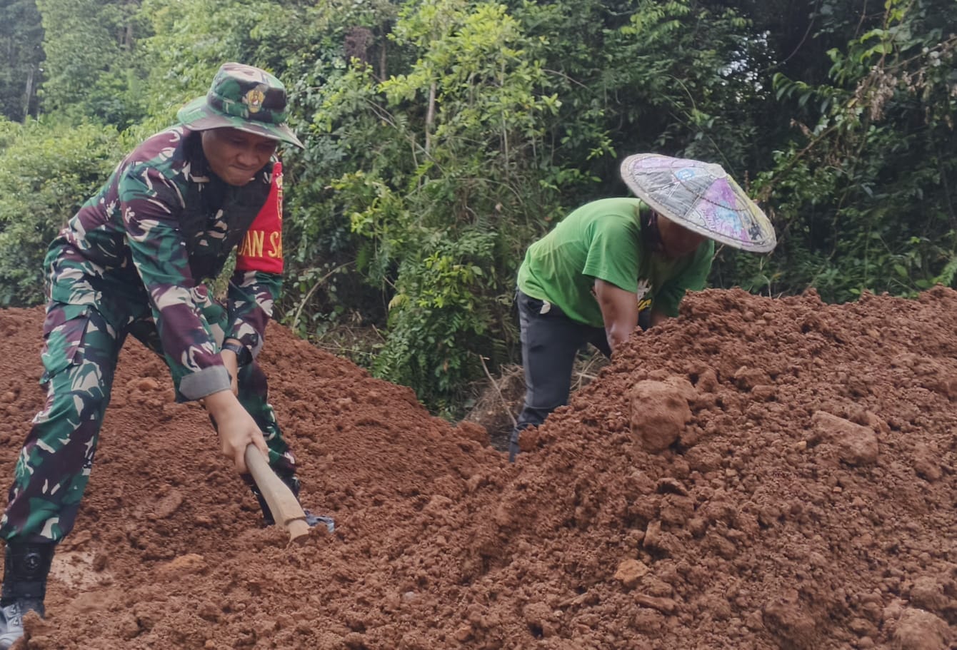 &lrm;DIKEBUT: Dandim 0914/TNT Letkol Arm.Ferdian Ricarda turut terlibat dalam kegiatan TMMD membuka jalan tani di Limbu Sedulun, Kamis 23/10/2025, FOTO: SOPIAN/RADAR TARAKAN
