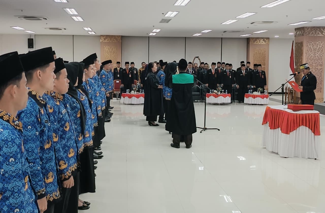 KEPEGAWAIAN: Gubernur Kaltara, Zainal A Paluwang melantik ratusan PPPK tahap II di Tanjung Selor, FOTO: IWAN K/RADAR TARAKAN