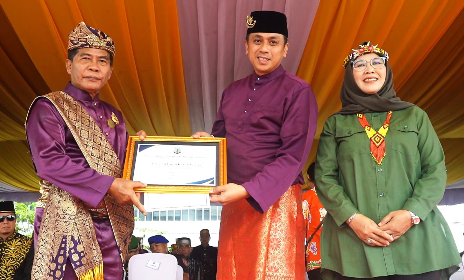 &lrm;KOLABORASI: Gubernur H. Zainal Arifin Paliwang bersama Ketua Yayasan FHC Hasanuddin usai menerima penghargaan dan penyerahan SK penunjukan pendampingan disabilitas di Kaltara, Ist