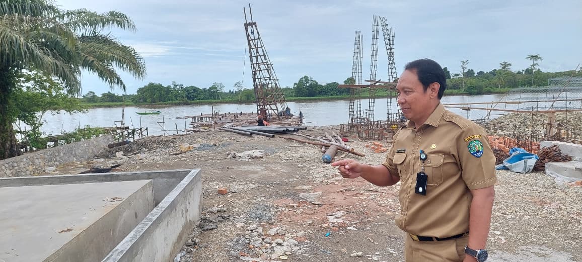 TINJAU LAPANGAN : Kepala DPU-PR Bulungan meninjau progres pekerjaan IPA di Tanjung Palas
