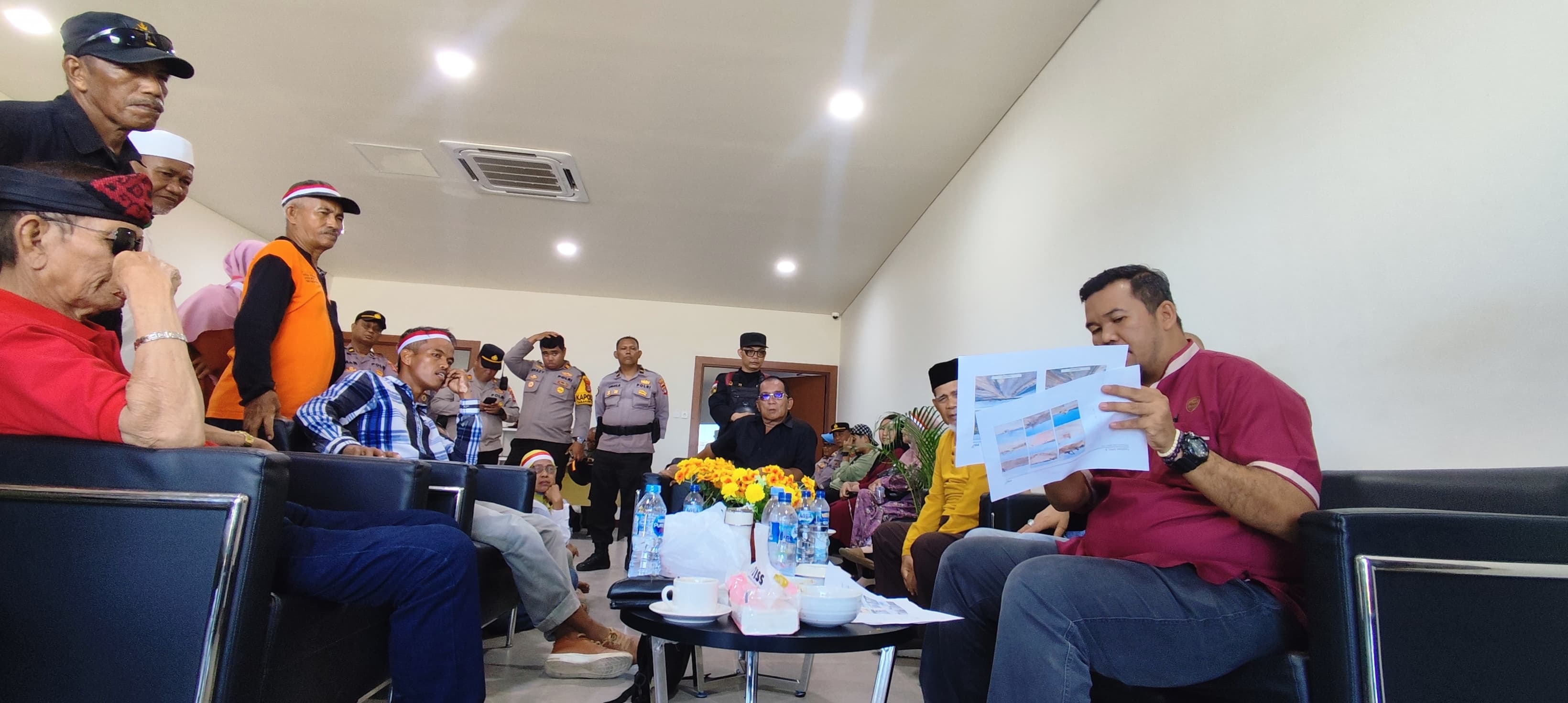 NATANAEL/RADAR TARAKAN  AKSI: Warga bersama pihak perusahaan melakukan negosiasi