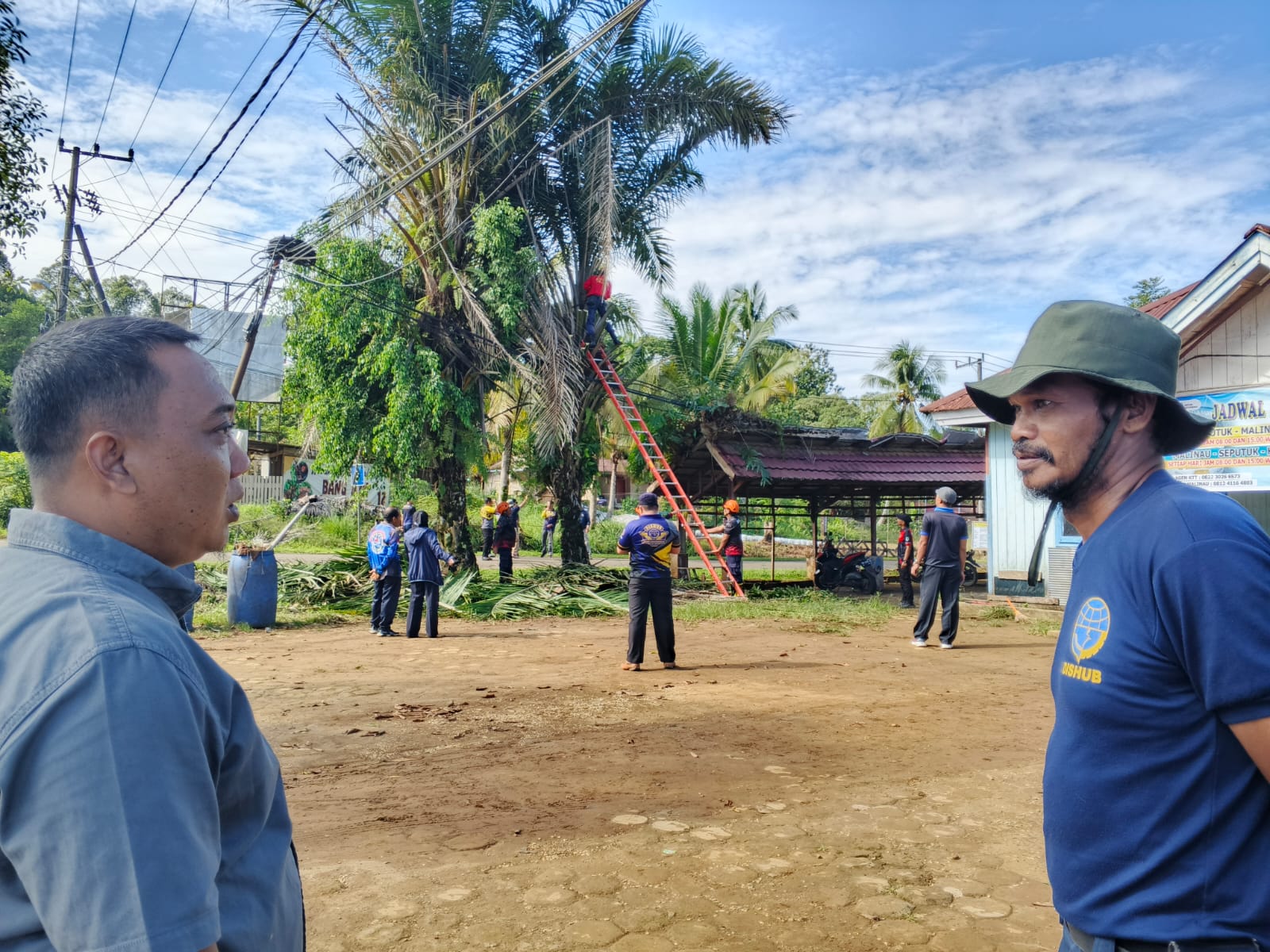 BERSIH BERSIH: Dishub bersama Damkar dan DLH melakukan persiapan penilaian Adipura di terminal bus DAMRI.(Foto:SOPIAN/RADAR TARAKAN)