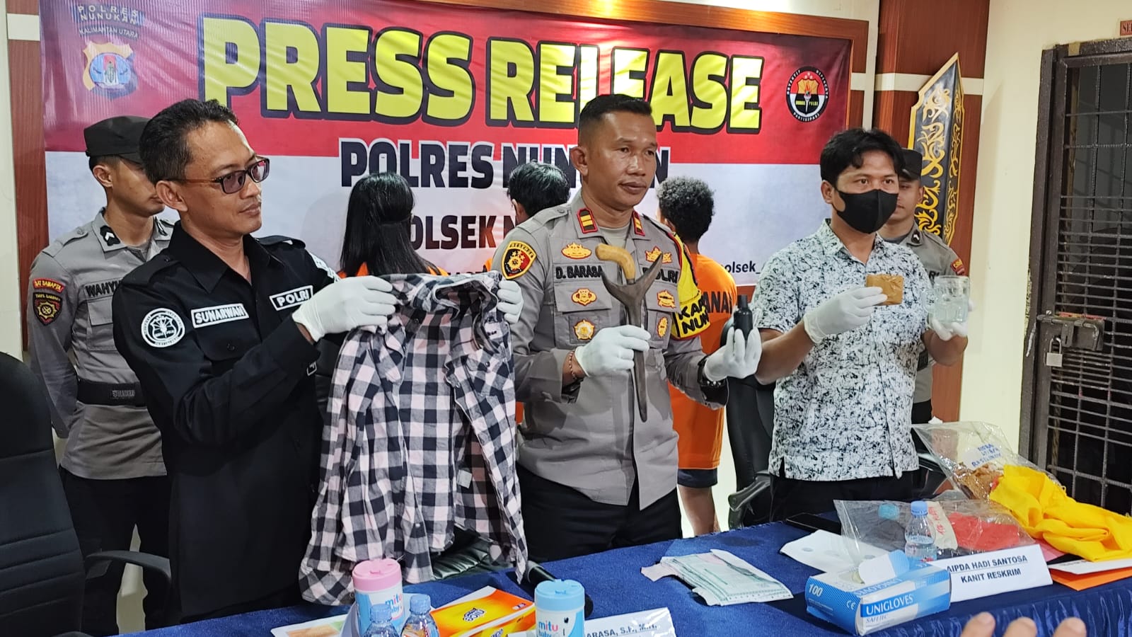 BAJU SULAP : Barang bukti berupa keris dan baju kerap digunakan pelaku untuk mengelabui korbannya saat melaksanakan ritual pengobatan