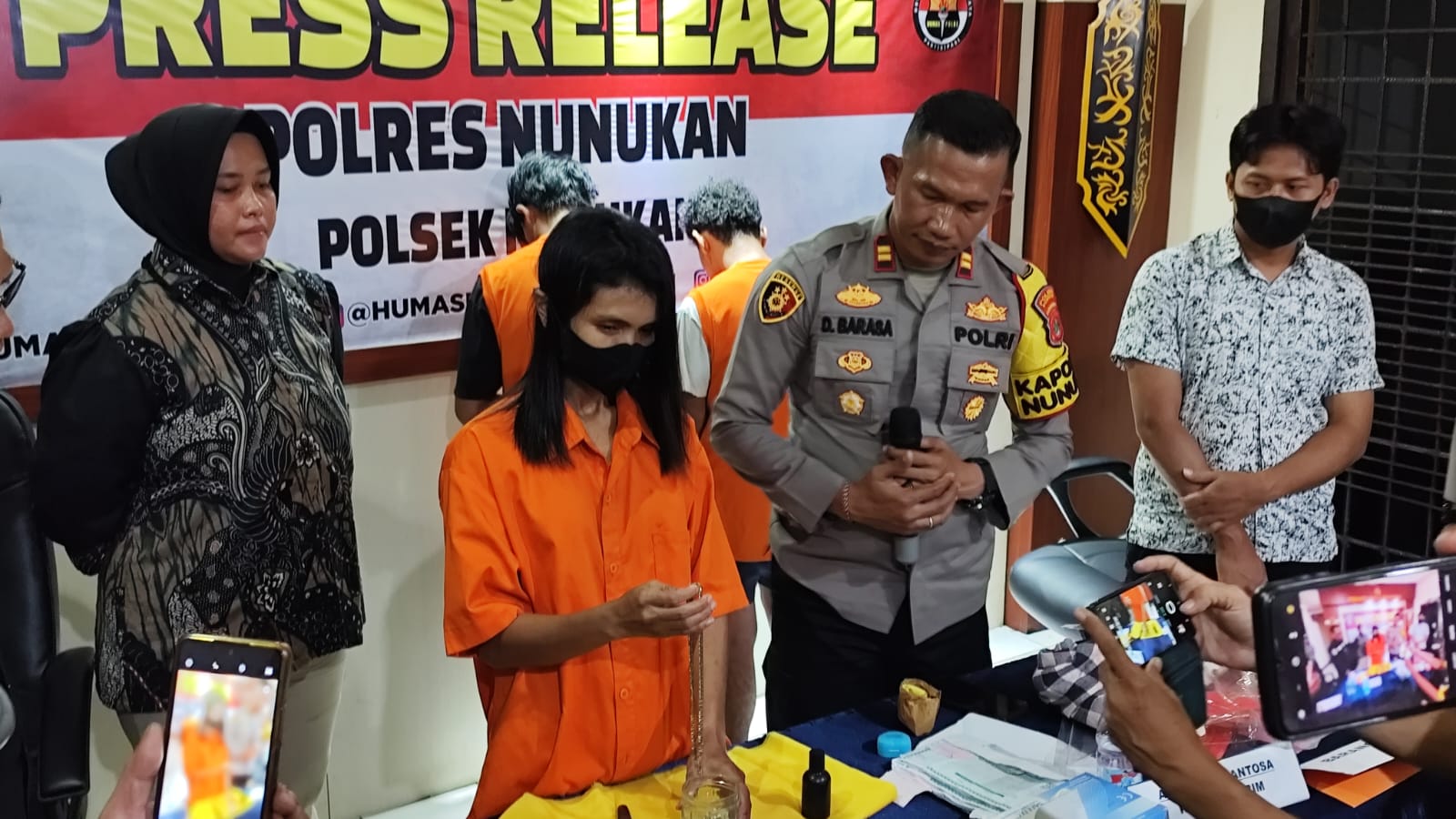 PIAWAI : Pelaku saat mempraktikkan ritual yang dilakukan untuk mengusir roh jahat dari korban menggunakan emas korban dan peralatan yang disiapkan pelaku