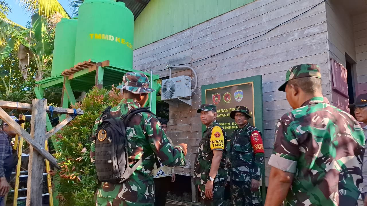 MONiTORING: Tim Wasev meninjau sumor bor yang dibangun TMMD di Desa Tideng Pale, Sabtu (1/11/2025).SOPIAN/RADAR TARAKAN