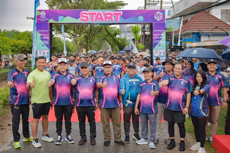 MERIAH: Wali Kota Tarakan, dr. Khairul, M.Kes bersama Direktur UT Tarakan, Jeji M. Najib bersama tamu undangan saat berfoto bersama peserta UT Tarakan Fun Run di garis start, Minggu (5/11).