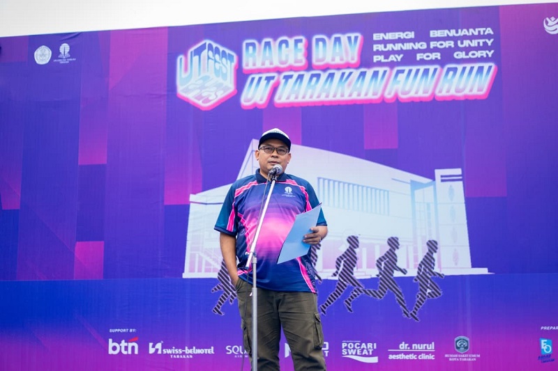 SAMBUTAN: Direktur UT Tarakan Jeji M. Najib saat memberi sambutan. FOTO-FOTO: EVENT ORGANIZER RADAR TARAKAN