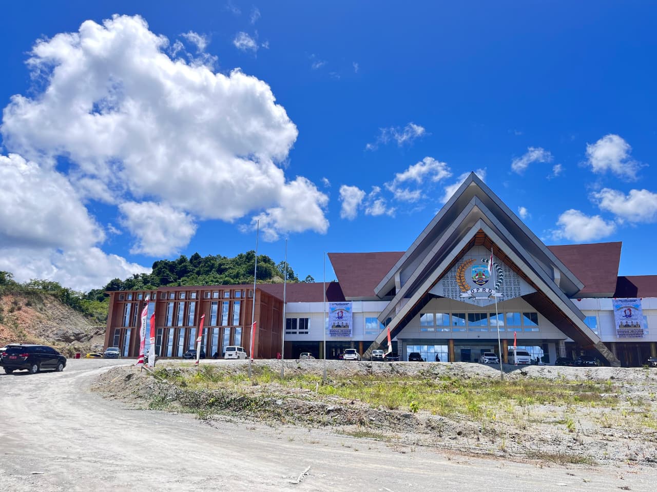 FASILITAS: Gedung DPRD Kaltara saat ini tengah pengerjaan landscape. FOTO: IWAN K/RADAR TARAKAN