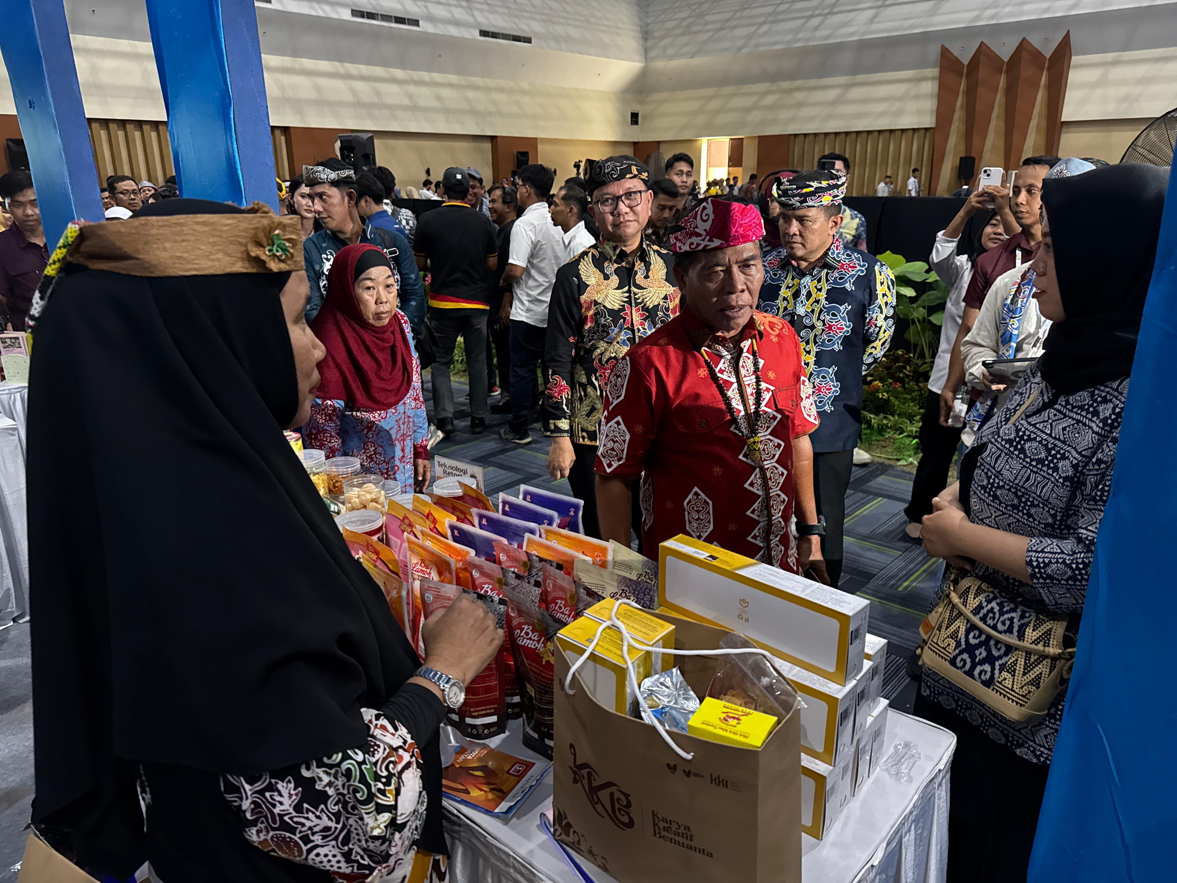 ELIAZAR/RADAR TARAKAN  UMKM : Gubernur Kaltara Zainal Arifin Paliwang melihat langsung produk UMKM Kaltara di gelaran KKB 2025.