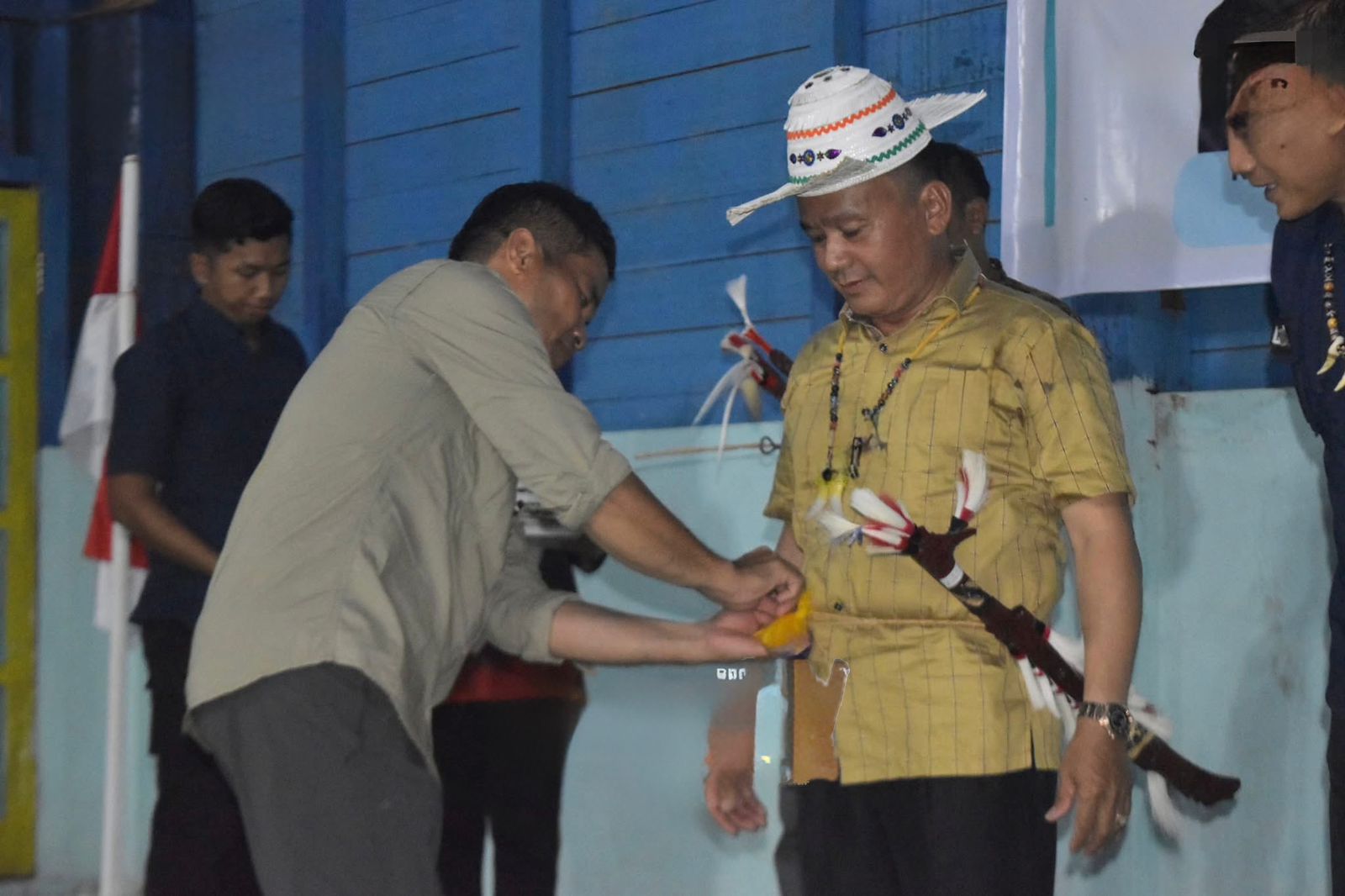 KUNJUNGI DESA : Wabup Bulungan menerima penyematan cinderamata ketika mengunjungi Desa Long Buang DKIP