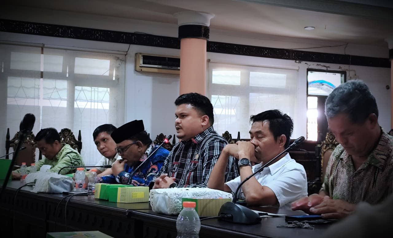 NATANAEL/RADAR TARAKAN. REVISI: Komisi I DPRD Tarakan, saat RDP bersama masyarakat Juata Permai