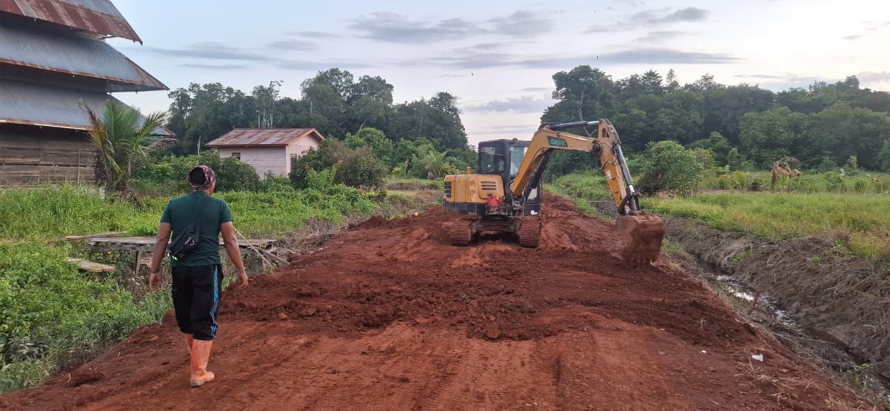 &lrm;RAMPUNG: Akhirnya pembukaan jalan masyarakat di Desa Limbu Sedulun tuntas IST