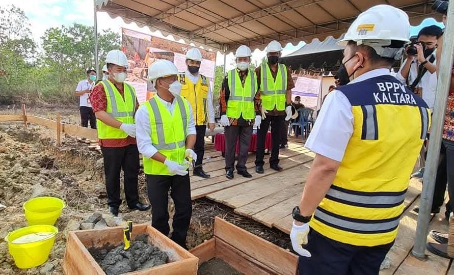 PENGELOLAAN SAMPAH : Bupati Bulungan saat melakukan peletakan batu pertama pembangunan TPS3R di Desa Jelarai Selor
