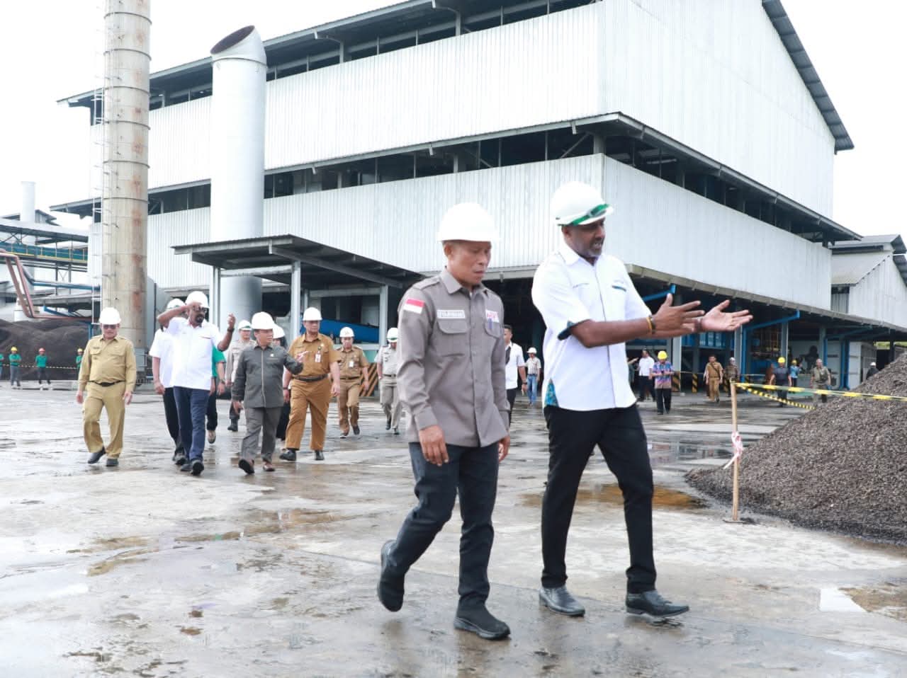 TINJAU LAPANGAN : Bupati Bulungan saat meninjau salah satu pabrik kelapa sawit PKS di wilayah Bulungan