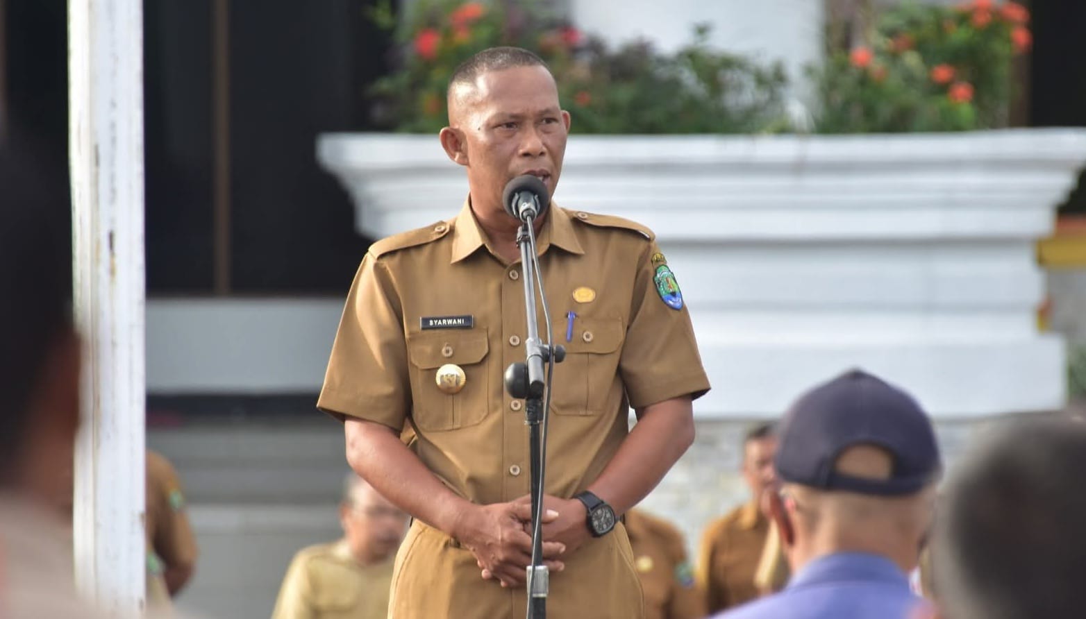 BERI ARAHAN : Bupati Bulungan saat memberikan arahan kepada ASN dalam apel Senin di Halaman Kantor Bupati Bulungan