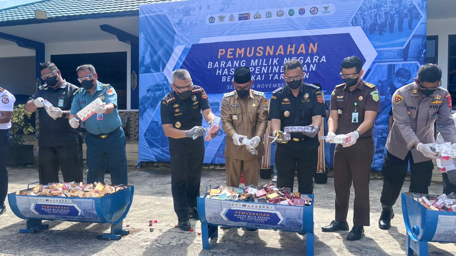 ELIAZAR/RADAR TARAKAN DIMUSNAHKAN: Sejumlah barang ilegal yang dimusnahkan Bea Cukai Tarakan, Selasa 4/11
