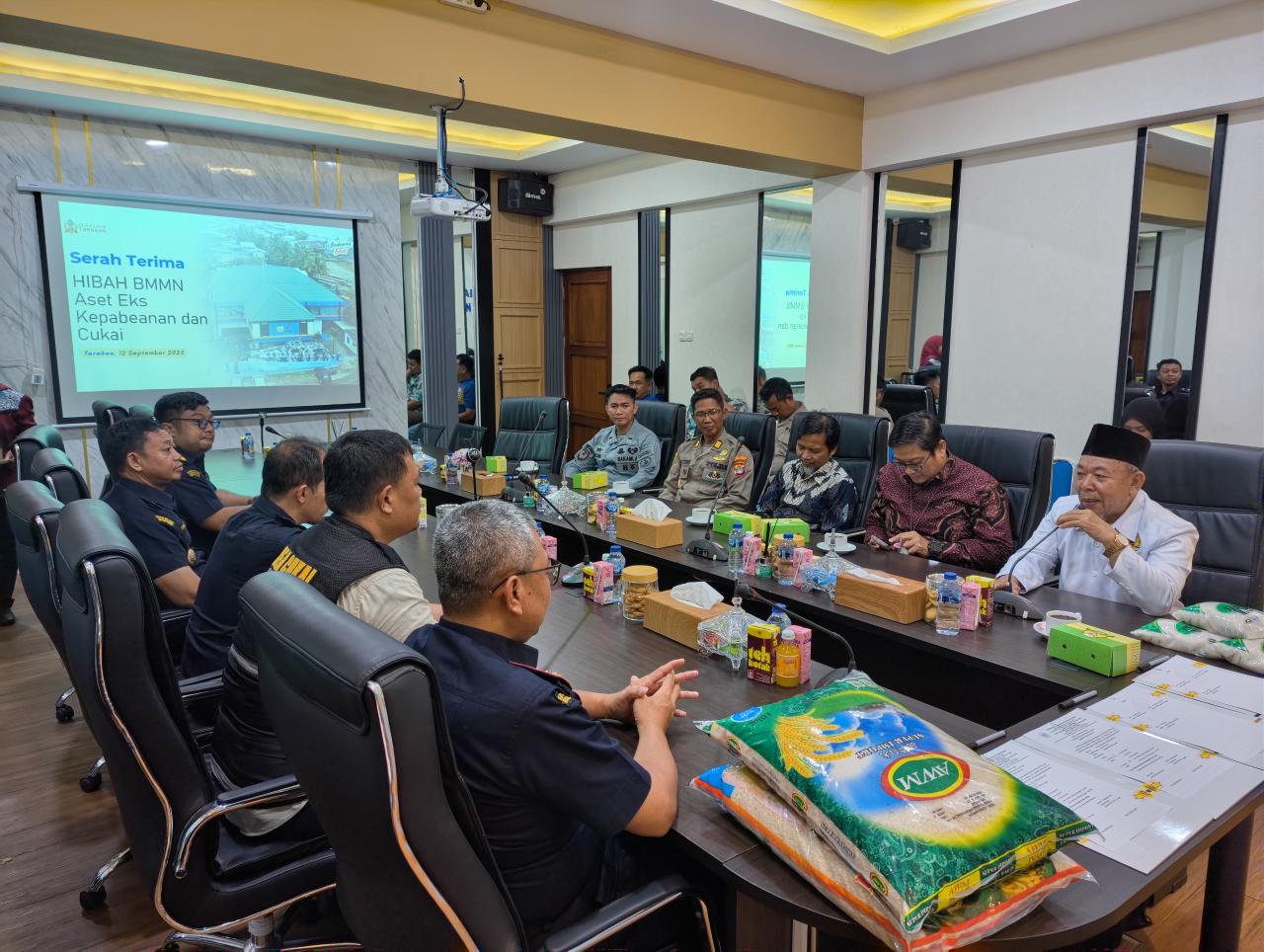 ELIAZAR/RADAR TARAKAN DIHIBAHKAN : Bea Cukai Tarakan menghibahkan beras dan gula yang menjadi BMMN ke Baznas Tarakan