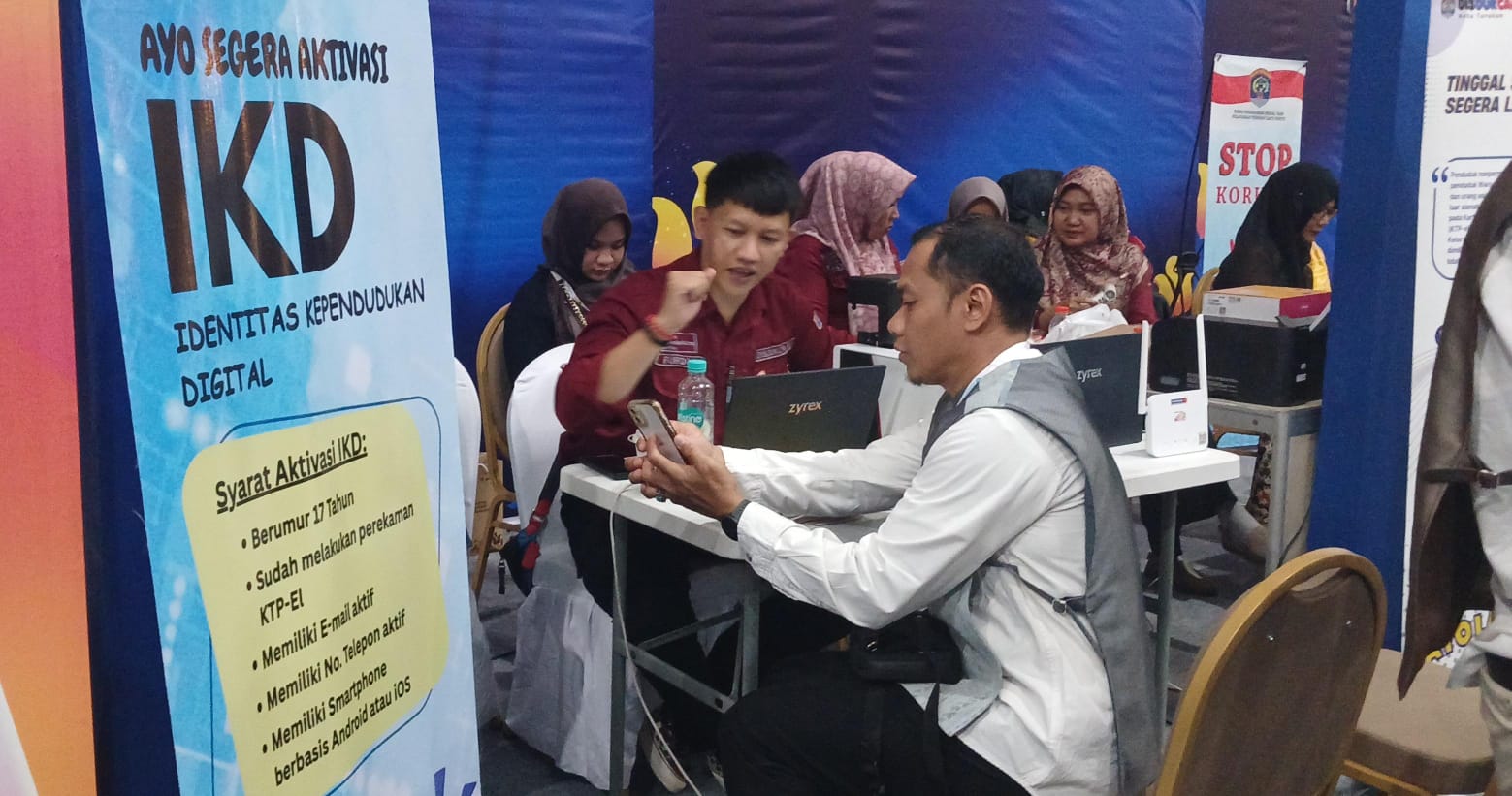 AGUS DIAN ZAKARIA/RADAR TARAKAN PELAYANAN : Petugas Disdukcapil Tarakan memberikan layanan aktivasi IKD
