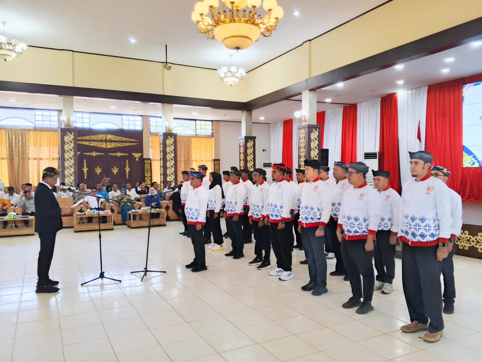 &lrm;DILANTIK: Ketua Umum KONI Kaltara H. nasir melantik pengurus KONI Tana Tidung di Pendopo Djaparuddin, Tideng Pale, Rabu 5/11/2025, FOTO: SOPIAN/RADAR TARAKAN