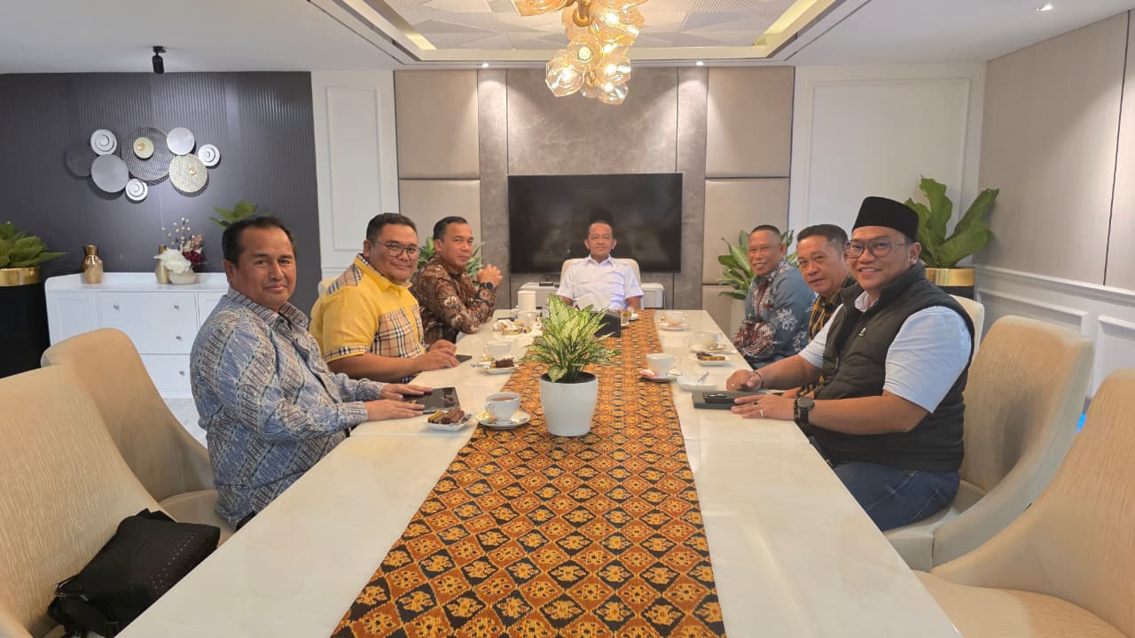 SOLIDARITAS : Ketua DPD Partai Golkar Kaltara Syarwani saat bertemu dengan Ketum DPP Partai Golkar Bahlil Lahadalia