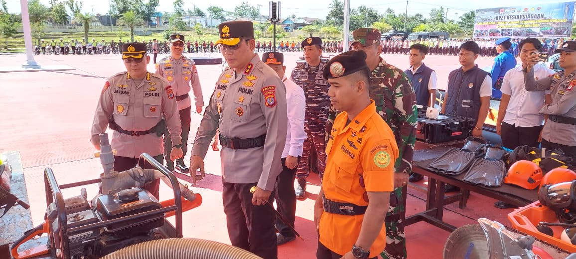 SIAGA : Kapolda Kaltara mengecek kesiapan sarpras dalam apel gelar pasukan, Rabu 5/11