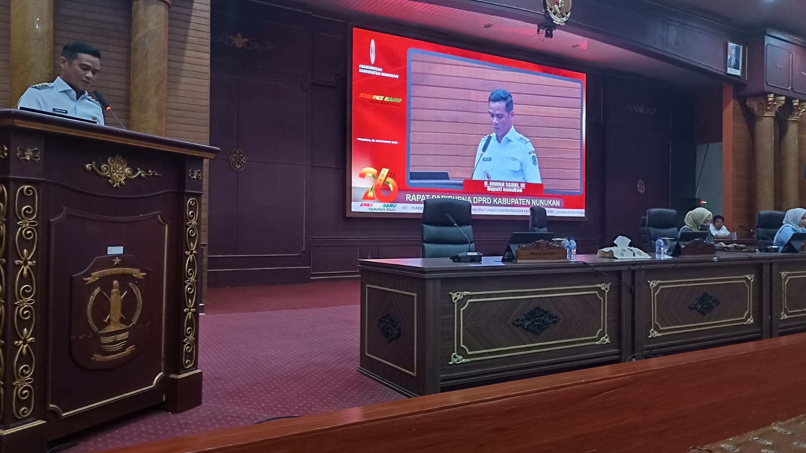 TANGGAPAN: Bupati Nunukan H. Irwan Sabri saat menyampaikan tanggapan atas masukan fraksi di DPRD Nunukan