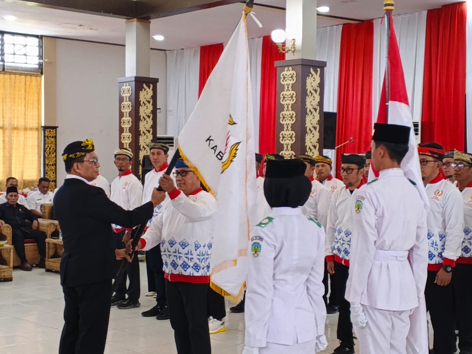 &lrm;DILANTIK: H. Nasir melantik pengurus KONI Tana Tidung di pendopo Djaparuddin, Tideng Pale, Rabu 5/11/2025, FOTO: SOPIAN/RADAR TARAKAN