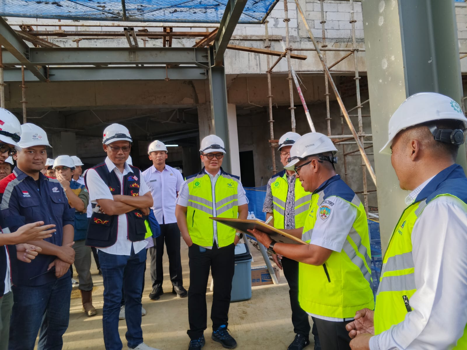 &lrm;DIKEBUT: Bupati Ibrahim Ali meninjau proyek pengembangan pembangunan RSUD Akhmad Berahim di Tideng Pale