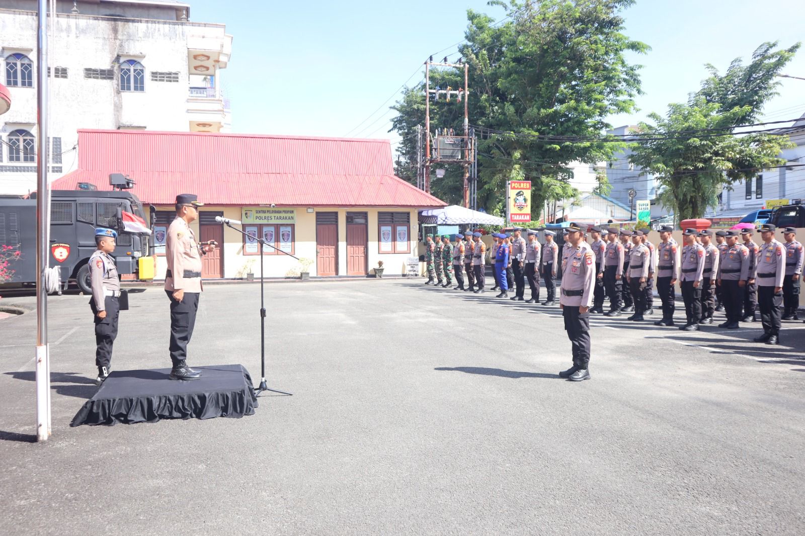 ELIAZAR/RADAR TARAKAN APEL KESIAPSIAGAAN: Polres Tarakan bersama sejumlah instansi terkait menggelar apel kesiapsiagaan tanggap darurat bencana di halaman Mapolres Tarakan, Rabu 5/11