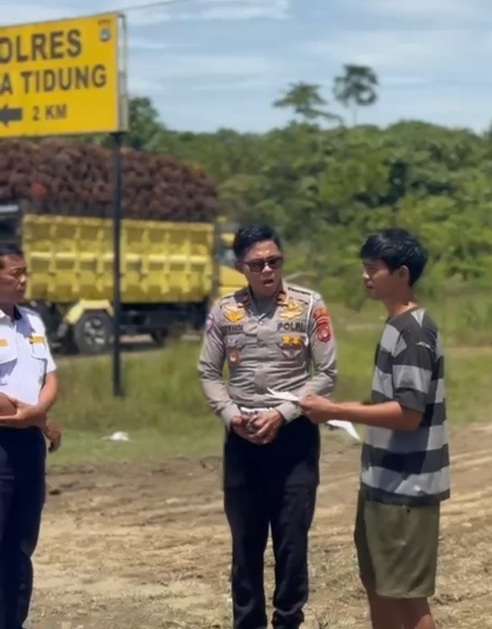 &lrm;SOSIALISASI: Penertiban angkutan truk pengangkut sawit yang dilakukan Dishub dan Satlantas Polres Tana Tidung baru baru ini, Foto: IST