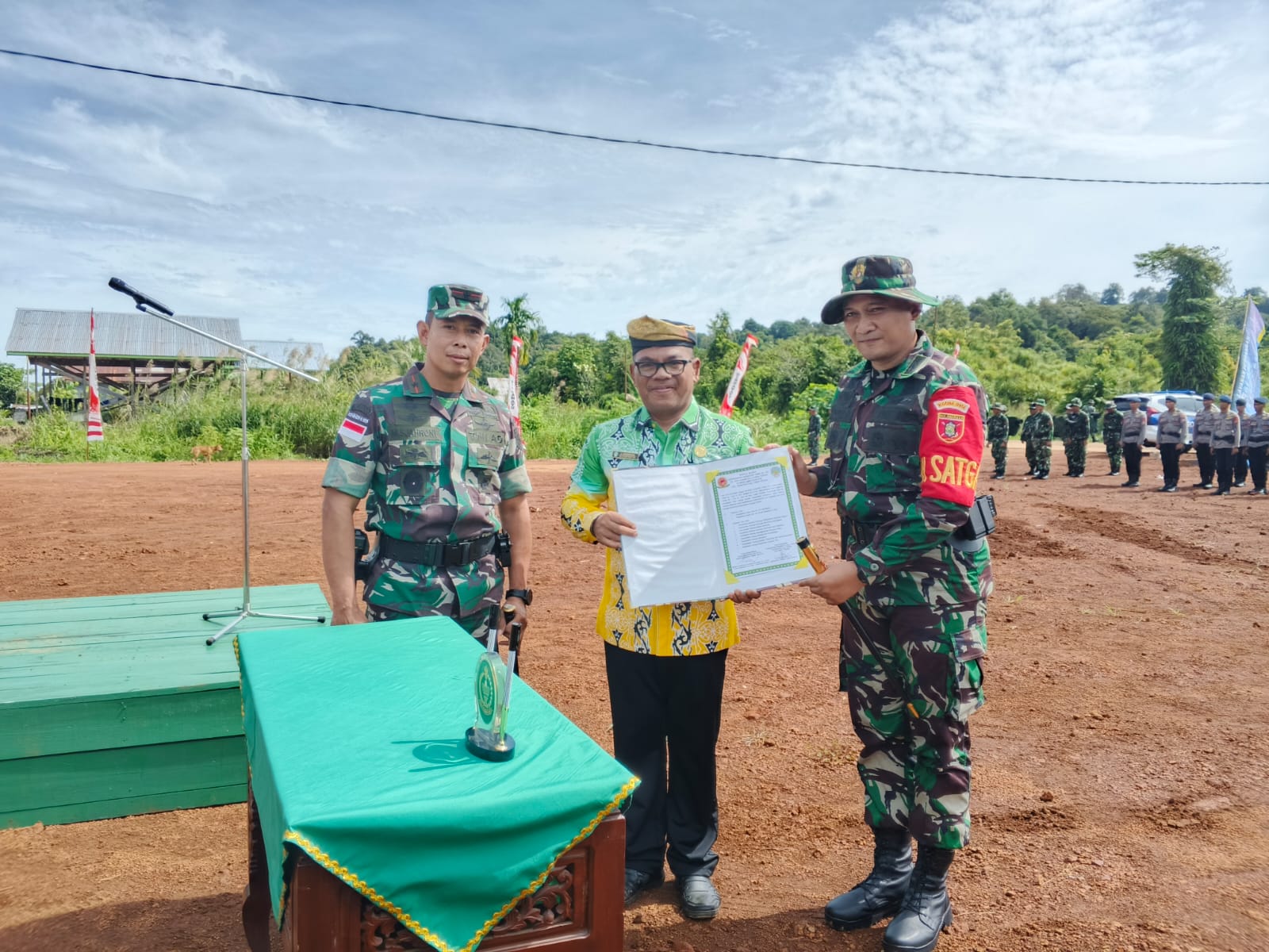 &lrm;DITUTUP: Danrem Maharajalila menyaksikan serah terima berita acara hasil TMMD ke 126 kepada Pemkab Tana Tidung, Kamis 06/11/2025 FOTO: SOPIAN/RADAR TARAKAN &lrm;