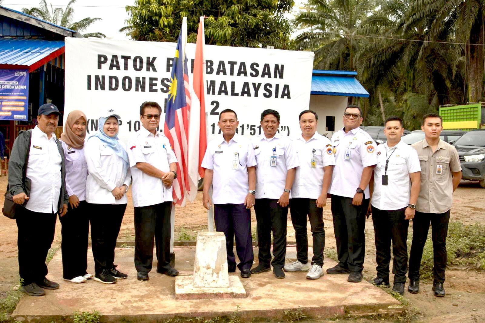 KUNJUNGAN: Deputi Bidang Pengelolaan Infrastruktur Kawasan Perbatasan BNPP RI, Mayjen TNI Purn Ramses Limbong bersama tim BNPP RI saat berkunjung ke PBN 02 di Desa Aji Kuning, Sebatik Tengah