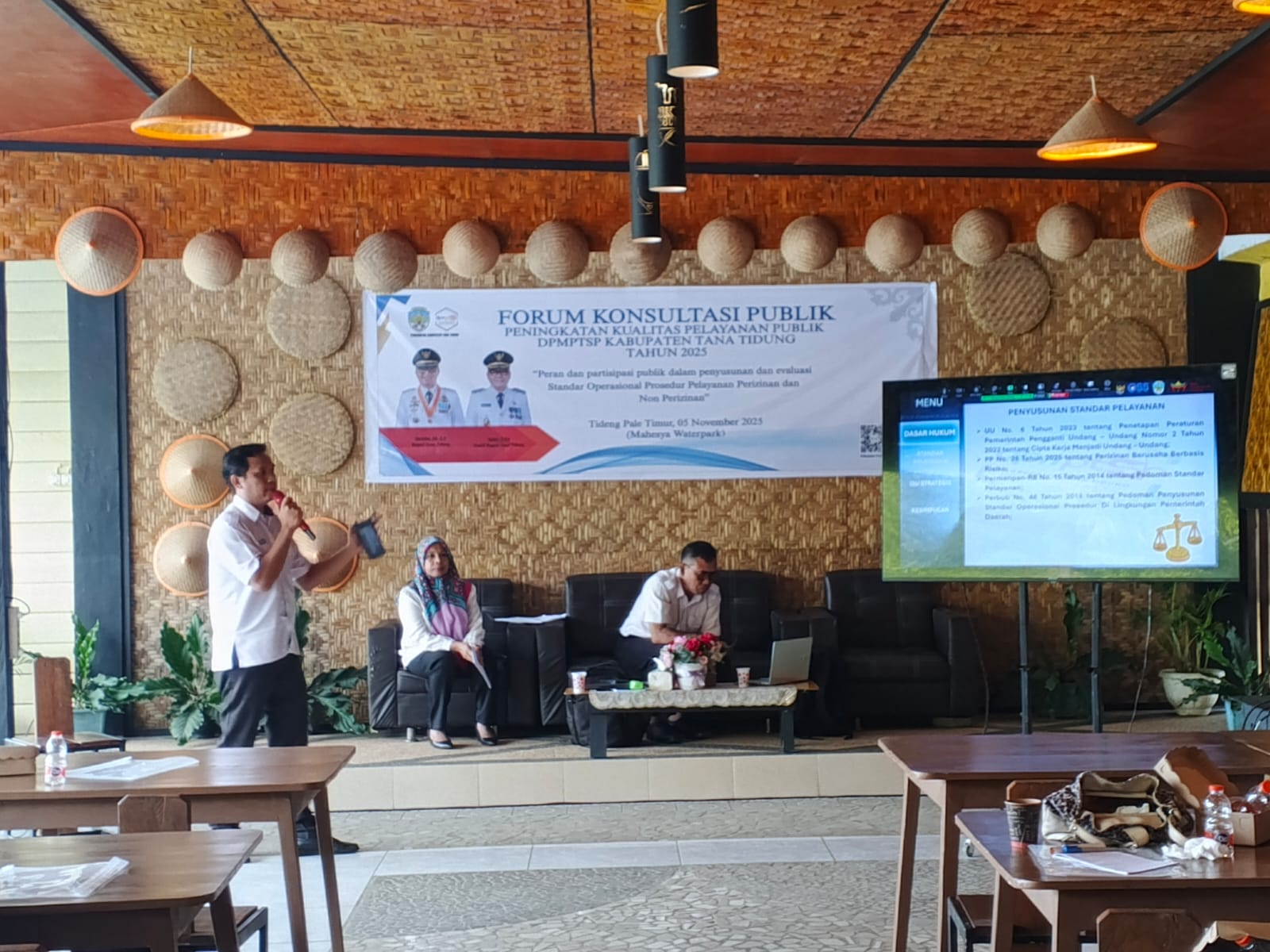 &lrm;DISKUSI: Konsultasi publik yang digelar DPMPTSP Tana Tidung FOTO: SOPIAN/RADAR TARAKAN